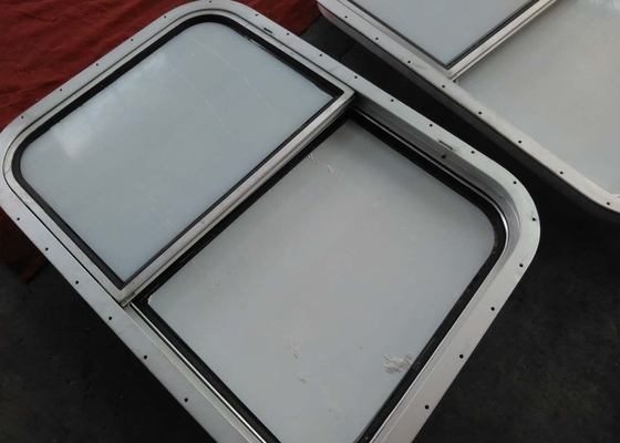 Porcelana Ventanas de vidrio marinas rectangulares fijas de latón para cabina de barco proveedor