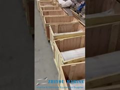 embalaje de cañones de cobre con manguera de acero en la popa