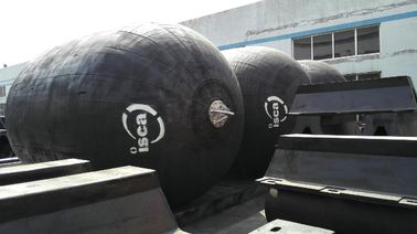 Nave junto a las defensas marinas de goma inflables de Yokohama neumáticas