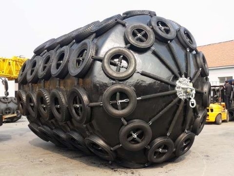 Marine Floating Rubber Fender Ship junto a defensas neumáticas